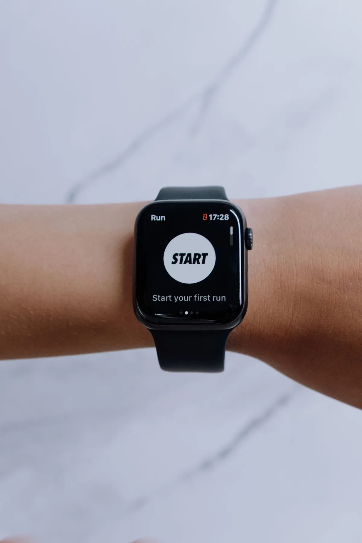 Reloj inteligente negro de pantalla rectangular con el menú de entrenamiento abierto, visto en primer plano